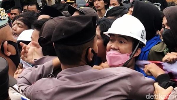 Minta Bertemu Dewan, Mahasiswa-Polisi Saling Dorong di DPRD Sukabumi