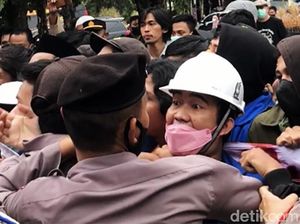 Minta Bertemu Dewan, Mahasiswa-Polisi Saling Dorong di DPRD Sukabumi