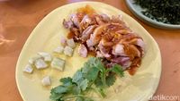 Lembut Juicy Ayam Gulung Isi Telur Asin di Gang Nikmat