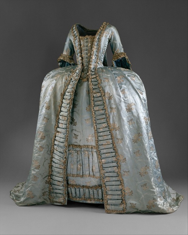 Abad 18 merupakan masa kejayaan penggunaan poket pada gaun lebar yang disokong petticoat dan hoop