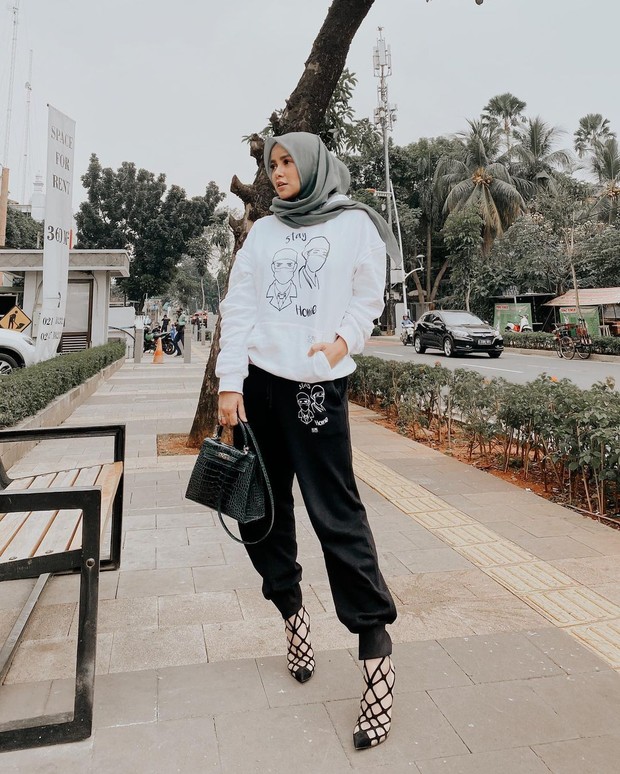 Gaya fashion ala Olla Ramlan