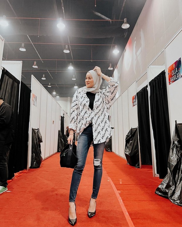 Gaya fashion ala Olla Ramlan