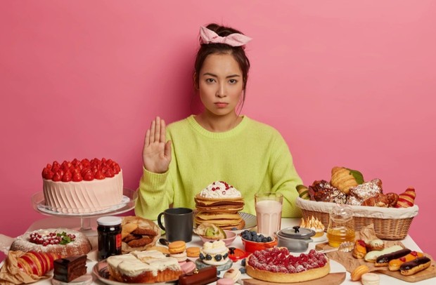 Ilustrasi hindari konsumsi makanan tinggi gula/Foto: freepik.com/wayhomestudio Ilustrasi hindari konsumsi makanan tinggi gula/Foto: freepik.com/wayhomestudio