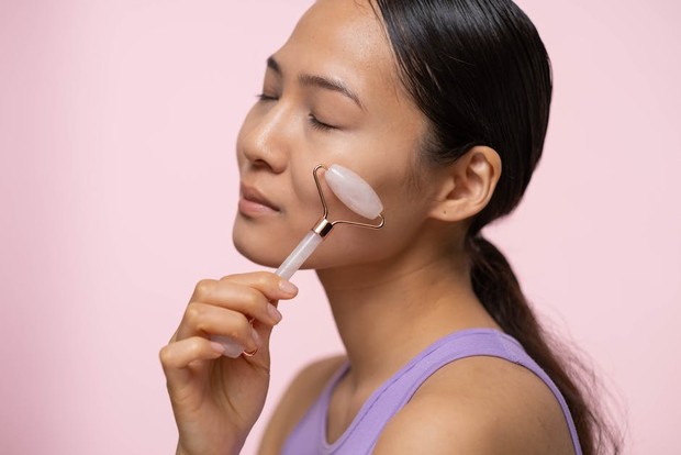 Agar lebih cepat meresap, pijat dengan lembut area sekitar mata yang sudah dipakaikan eye gel tadi