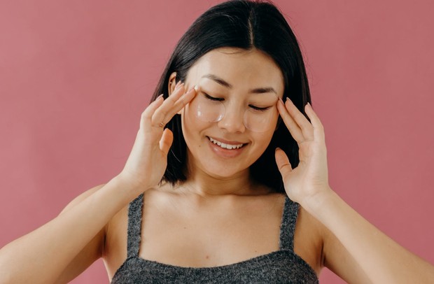Aplikasikan eye gel saat 5 sampai 10 menit sebelum tidur karena eye gel dapat membantu melindungi kulit dari radikal bebas