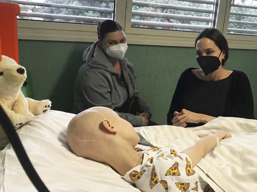 Penampilan Angelina Jolie Kunjungi Anak-anak Pengungsi Ukraina di Rumah Sakit