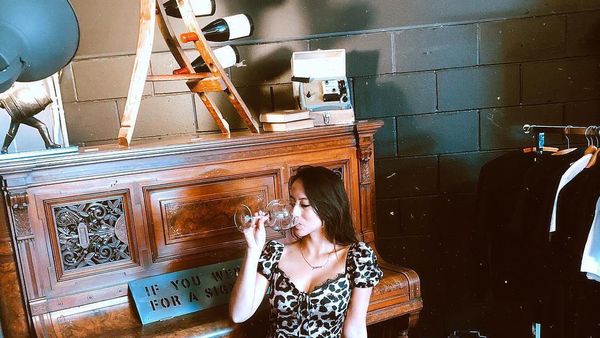 Janisaa Pradja, Istri Mike Lewis Ternyata Ahli Wine Connoisseur