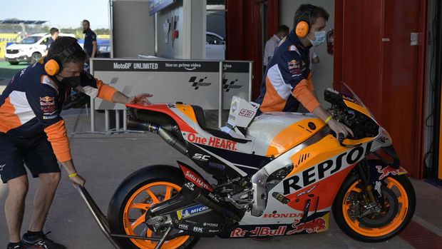 Mechanics of Repsol Honda Team test the MotoGP bike of German rider Stefan Bradl at the pits of the Argentina Grand Prix at Termas de Rio Hondo circuit, in Santiago del Estero, Argentina, on March 31, 2022. (Photo by JUAN MABROMATA / AFP)