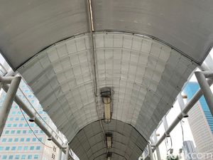 Perbaikan Atap Bolong JPO Dukuh Atas 1 di Sudirman Hampir Tuntas