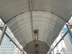 Perbaikan Atap Bolong JPO Dukuh Atas 1 di Sudirman Hampir Tuntas