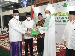 Jelang Ramadan, Kader PPP Bagi Al-Quran ke 1.000 Masjid di Indonesia