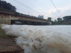 Kali Bekasi Dipenuhi Busa dan Muncul Bau Menyengat, Warga Terganggu