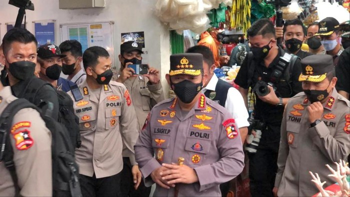 Kapolri saat mengecek stok minyak goreng di Palembang (M Syahbana-detikcom) Kapolri saat mengecek stok minyak goreng di Palembang (M Syahbana-detikcom)