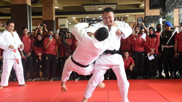 Ekspresi Jenderal Dudung Bersabuk Hitam Peragakan Banting Orang