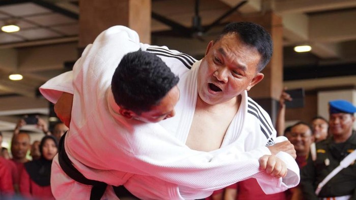 KSAD Jenderal Dudung Abdurachman memperagakan cara membanting orang saat menerima penghargaan Dan-5 Judo (Dok. TNI AD) KSAD Jenderal Dudung Abdurachman memperagakan cara membanting orang saat menerima penghargaan Dan-5 Judo (Dok. TNI AD)