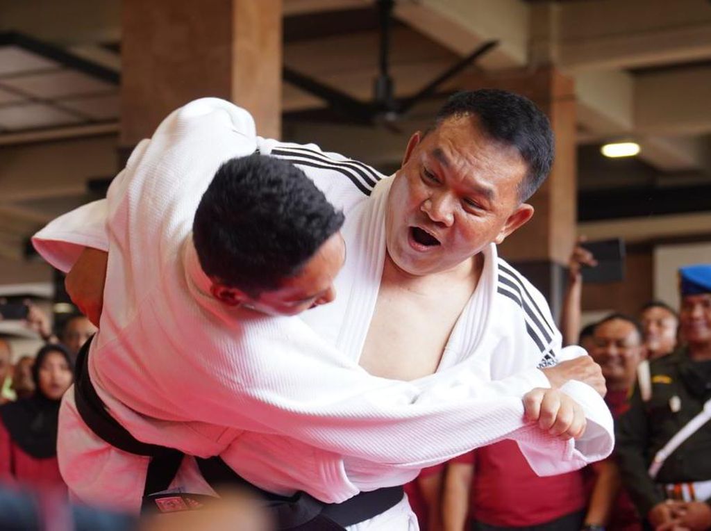 KSAD Jenderal Dudung Dapat Sabuk Hitam Dan-5 Judo, Peragakan Banting Orang