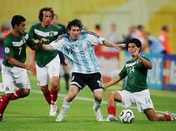 Debut Messi di Piala Dunia terjadi pada 2006. La Pulga saat itu berumur 18 tahun, dengan pertandingan pertama dia mainkan saat Argentina berpesta 6-0 atas Serbia dan Montenegro. (Foto: Getty Images)