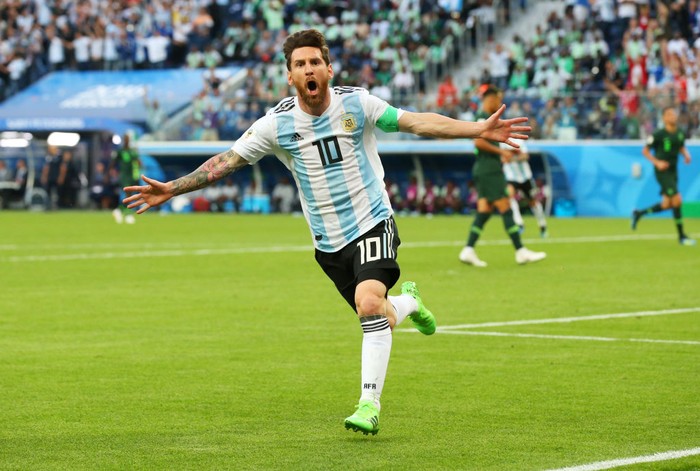 Lionel Messi di Piala Dunia LEIPZIG, GERMANY - JUNE 24: Lionel Messi of Argentina is put under pressure by Zinha, Gerardo Torrado and Gonzalo Pineda of Mexico during the FIFA World Cup Germany 2006 Round of 16 match between Argentina and Mexico played at the Zentralstadion on June 24, 2006 in Leipzig, Germany. (Photo by Clive Mason/Getty Images)