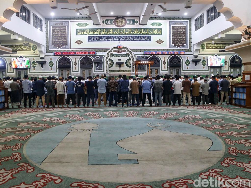 Melihat Pelaksanaan Salat Tarawih di Masjid Al-Azhar Jakarta