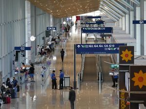 Pria Malaysia Ini Sujud di Bandara Sepulangnya dari Singapura, Ada Apa?
