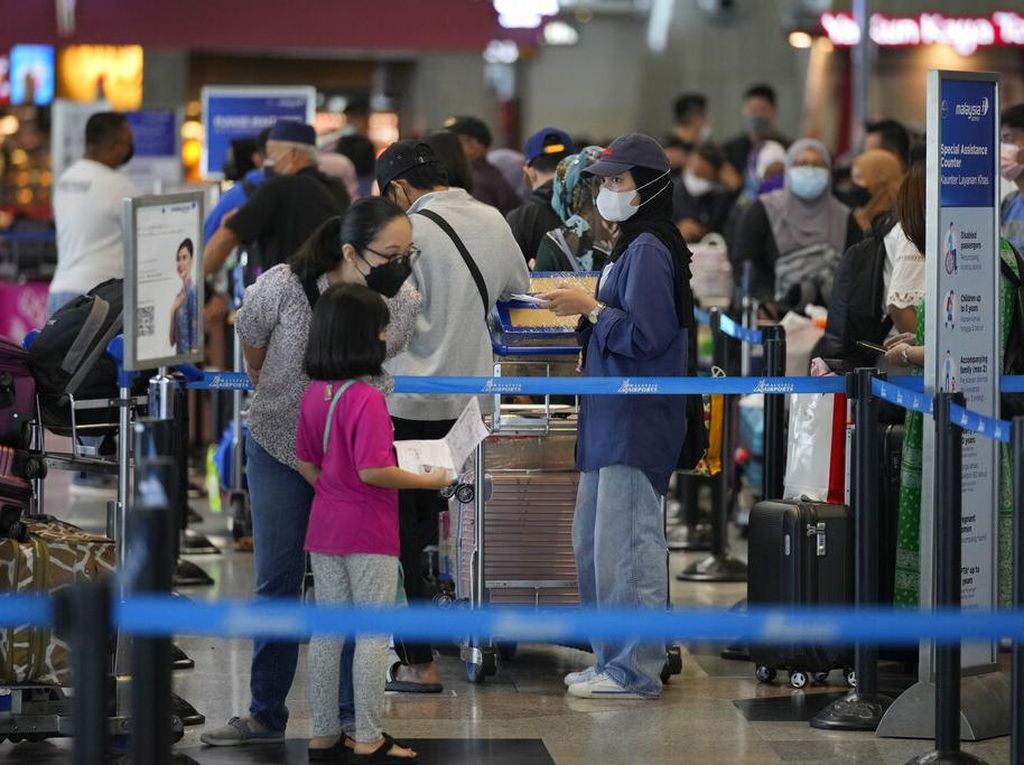 Turis Asing Masuk Indonesia Bebas PCR, tapi Karantina dan Tes Tetap Ada Turis Asing Masuk Indonesia Bebas PCR, tapi Karantina dan Tes Tetap Ada