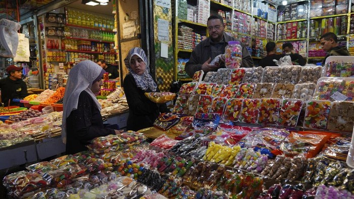 People, some wearing masks to help prevent the spread of the coronavirus, shop for the Muslim holy month of Ramadan, at al-Zawya traditional market in Gaza City, Thursday, March 31, 2022. As Ramadan begins with the new moon next week, Muslims around the world are trying to maintain their religious rituals of Islamic holiest month. (AP Photo/Adel Hana)