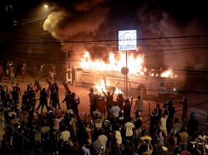 Mencekam! Demo Krisis Ekonomi di Sri Lanka Diwarnai Aksi Bakar Bus