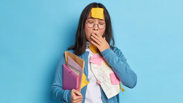 Mengantuk saat puasa/ Foto: freepik.com/wayhomestudio