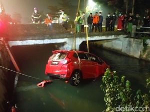 Sopir Ngantuk dan Mabuk, Honda Jazz Nyemplung ke Sungai Prapen Surabaya Sopir Ngantuk dan Mabuk, Honda Jazz Nyemplung ke Sungai Prapen Surabaya