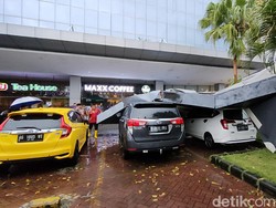 Hujan Disertai Angin Kencang di Kediri, Baliho-Pohon Tumbang Timpa Kendaraan