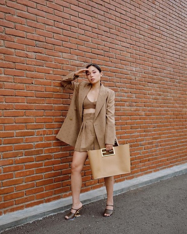Outfit dengan warna monokrom/Foto: Instagram/Ayladimitri