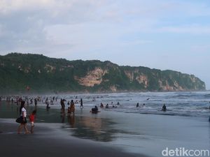 Hati-hati! Pantai Parangtritis Memukau, tapi Ombaknya Kadang Berbahaya Hati-hati! Pantai Parangtritis Memukau, tapi Ombaknya Kadang Berbahaya