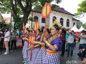 Pakaian Adat Sulawesi Selatan Tampil Memukau Dalam Parade Budaya di Makassar Pakaian Adat Sulawesi Selatan Tampil Memukau Dalam Parade Budaya di Makassar