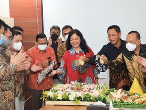 Momen Keakraban Direksi di HUT Anak Usaha Pelni Momen Keakraban Direksi di HUT Anak Usaha Pelni