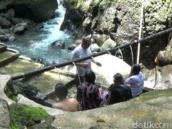 Pingit, Destinasi Pemandian Air Hangat Tanpa Tiket di Banjarnegara
