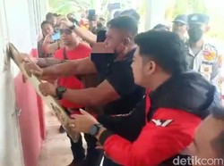 DPRD-Masyarakat Bongkar Paksa Segel Perusahaan di Bangunan SD Cianjur