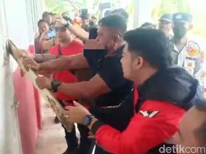 DPRD-Masyarakat Bongkar Paksa Segel Perusahaan di Bangunan SD Cianjur DPRD-Masyarakat Bongkar Paksa Segel Perusahaan di Bangunan SD Cianjur