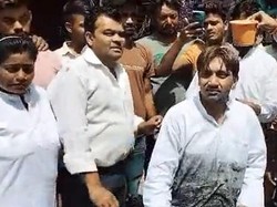 Pencitraan Bersihkan Got, Politisi Ini Mandi Pakai Susu yang Berakhir Dihujat Netizen