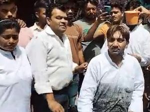 Pencitraan Bersihkan Got, Politisi Ini Mandi Pakai Susu yang Berakhir Dihujat Netizen Pencitraan Bersihkan Got, Politisi Ini Mandi Pakai Susu yang Berakhir Dihujat Netizen