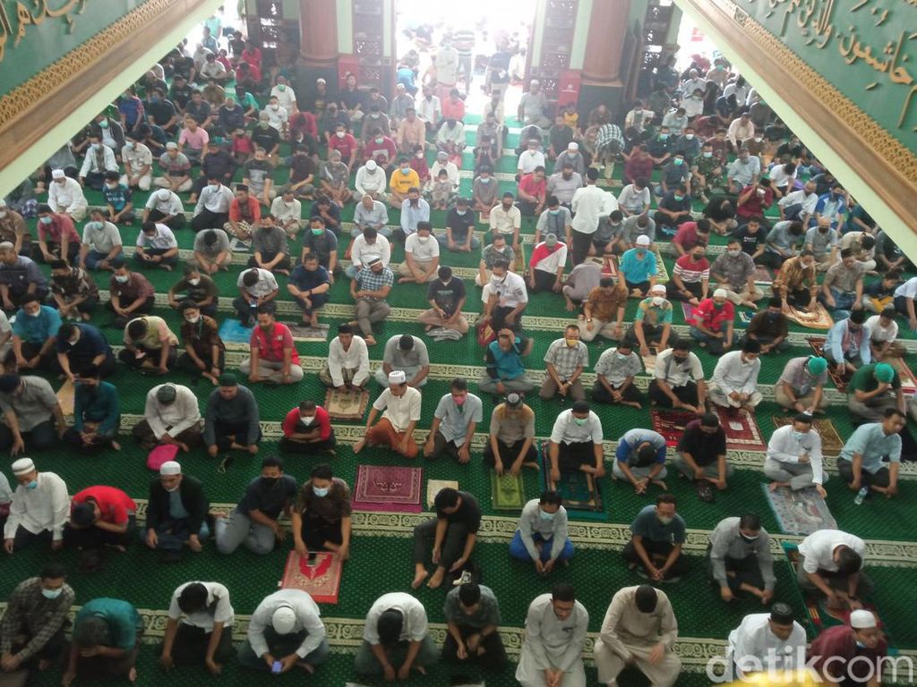 Masjid Agung Al Barkah Bekasi Berlakukan Saf Salat Jumat Tak Berjarak