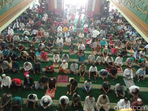 Masjid Agung Al Barkah Bekasi Berlakukan Saf Salat Jumat Tak Berjarak Masjid Agung Al Barkah Bekasi Berlakukan Saf Salat Jumat Tak Berjarak