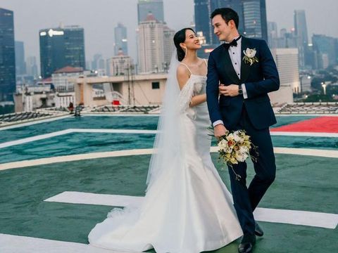 Pernikahan Mike Lewis dan Janisaa Pradja