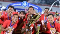 Pemain Bali United mengangkat trofi dan merayakan juara Liga 1.