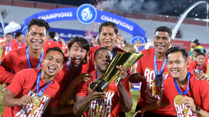 Pesepak bola Bali United Eber Bessa (kanan) berebut bola dengan pesepak bola Persik Kediri Taufiq (kiri) saat pertandingan Liga 1 di Stadion Kapten I Wayan Dipta, Gianyar, Bali, Kamis (31/3/2022). ANTARA FOTO/Fikri Yusuf/rwa.