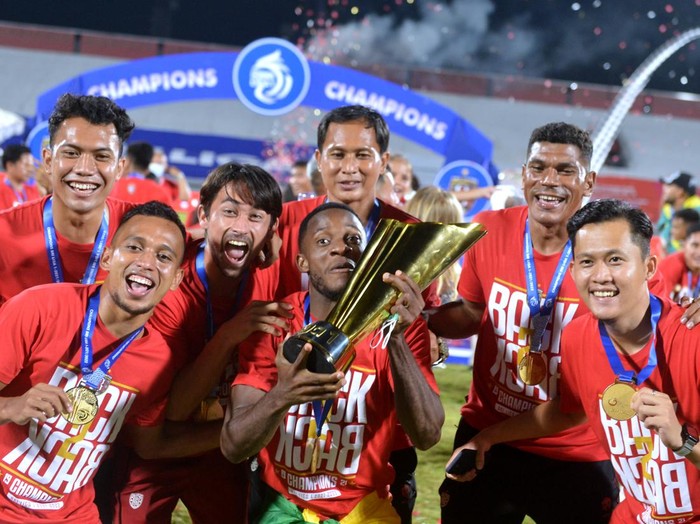 Pesepak bola Bali United Eber Bessa (kanan) berebut bola dengan pesepak bola Persik Kediri Taufiq (kiri) saat pertandingan Liga 1 di Stadion Kapten I Wayan Dipta, Gianyar, Bali, Kamis (31/3/2022). ANTARA FOTO/Fikri Yusuf/rwa.
