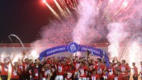 Kembang api mewarnai pesta juara Bali United.