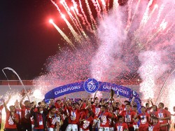 Kembang api mewarnai pesta juara Bali United.