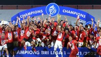Pemain Bali United merayakan kegembiraan saat penganugerahan juara Liga 1.