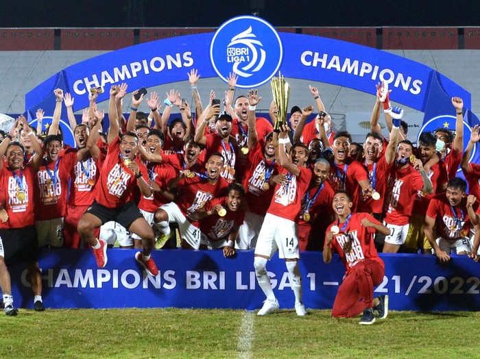 Pesepak bola Bali United Eber Bessa (kanan) berebut bola dengan pesepak bola Persik Kediri Taufiq (kiri) saat pertandingan Liga 1 di Stadion Kapten I Wayan Dipta, Gianyar, Bali, Kamis (31/3/2022). ANTARA FOTO/Fikri Yusuf/rwa.