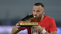 Pesepak bola Bali United Ilija Spasojevic mencium piala pencetak gol terbanyak Liga 1 di Stadion Kapten I Wayan Dipta, Gianyar, Bali. Ilija Spasojevic menjadi pencetak gol terbanyak Liga 1 2021/2022 dengan raihan 23 gol.